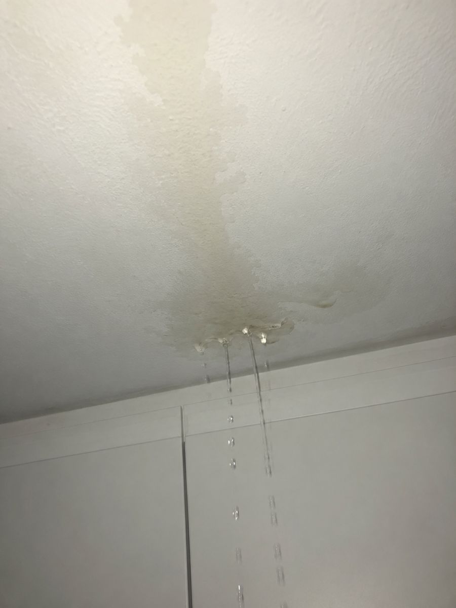 Fuite de toiture à Aix : l'eau traverse le plafond et goutte le long du mur